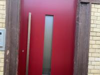 PaX Aluminium-Haustür in rot mit Oberlicht im Altbau
