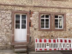 Haustür und Sprossenfenster im Altbau