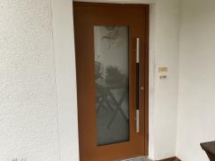 Haustür mit Stangengriff und Milchglas-Einsatz in braun