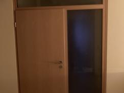 Zimmertür in braun mit Seitenteil und Oberlicht aus Ornamentglas
