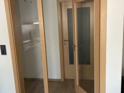 Zimmertür mit Seitenteil geöffnet
