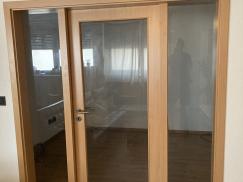Zimmertür in braun mit Seitenteilen geöffnet