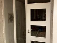 Wohnungstür in weiß mit Seitenteil und Oberlicht