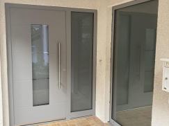 Haustür von PaX in grau mit Seitenteil und Milchglas