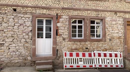 Haustür und Sprossenfenster im Altbau
