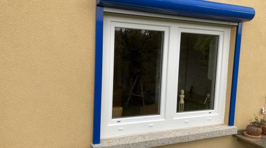 Kunststoff-Fenster in weiß mit blauem Rollladenkasten 