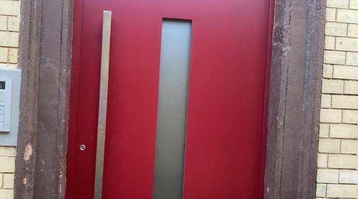 PaX Aluminium-Haustür in rot mit Oberlicht im Altbau
