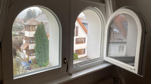 Rundbogenfenster in weiß Innenansicht geöffnet