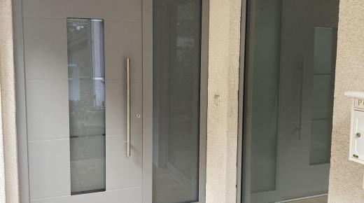 Haustür von PaX in grau mit Seitenteil und Milchglas