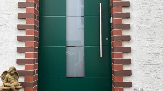 Aluminium-Haustür in grün mit Einbruchschutz