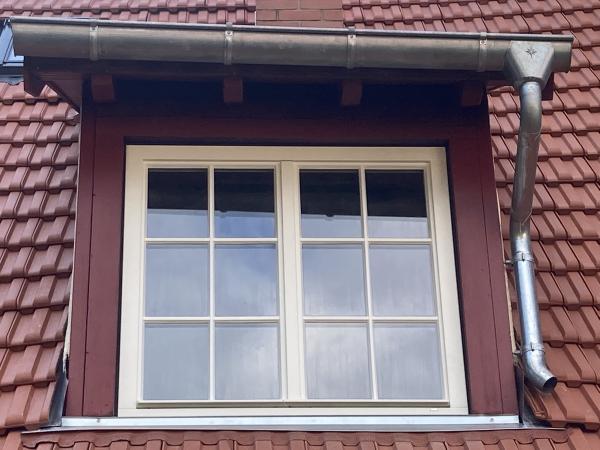 Sprossenfenster aus Holz im Altbau Nahaufnahme 