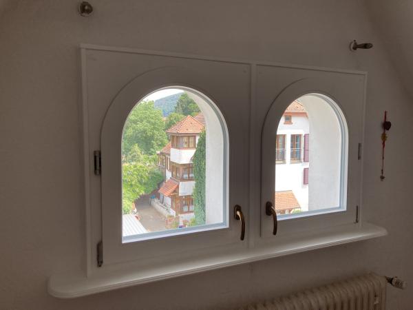 Rundbogenfenster in weiß Innenansicht