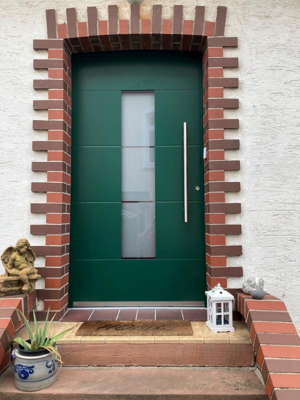 Aluminium-Haustür in grün mit Einbruchschutz