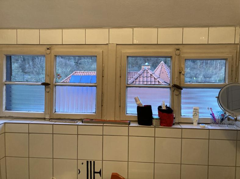 Holz-Fenster in weiß Badezimmer Innenansicht vorher