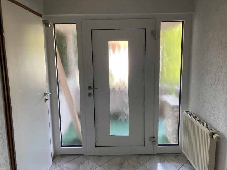 Haustür mit Ornamentglas und Seitenteilen in weiß Innenansicht